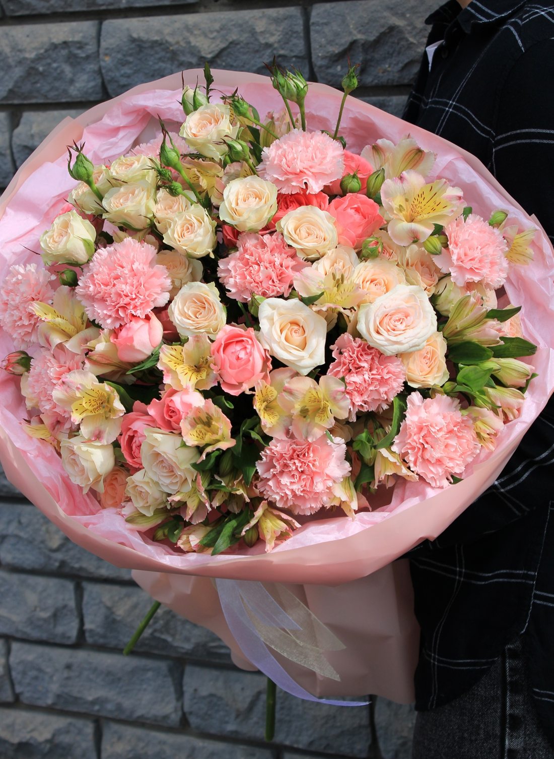 Пышный букет из пионовидных роз El'Flors